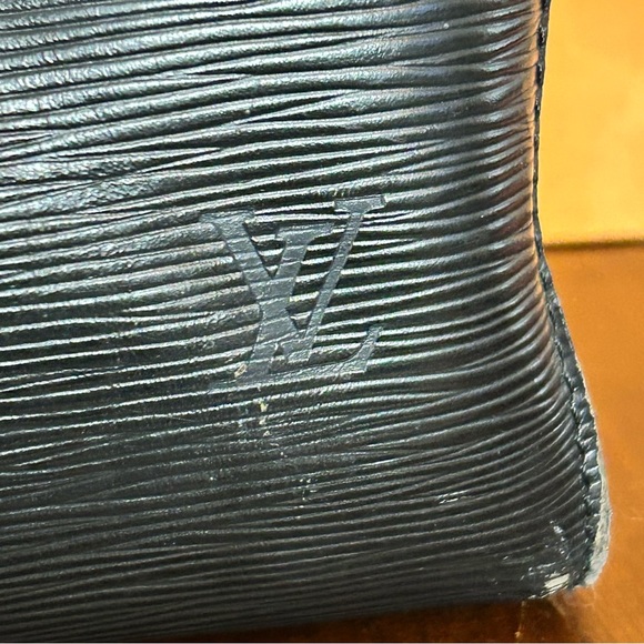 Louis Vuitton Black Epi Speedy 40 - Picture 12 of 15